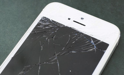 Смяна счупено стъкло на Iphone